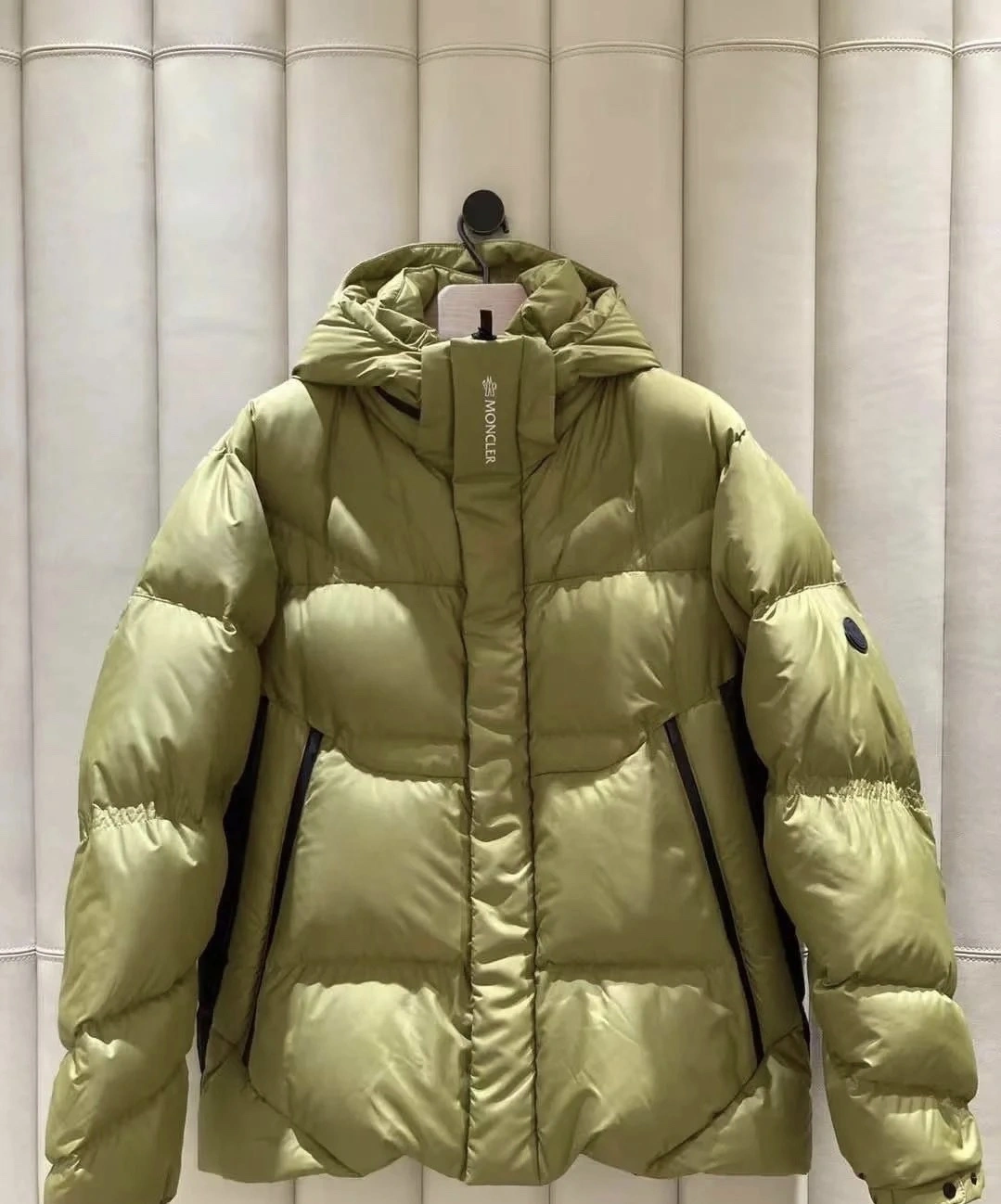 Fashionable Moncler Down Jackets 146003