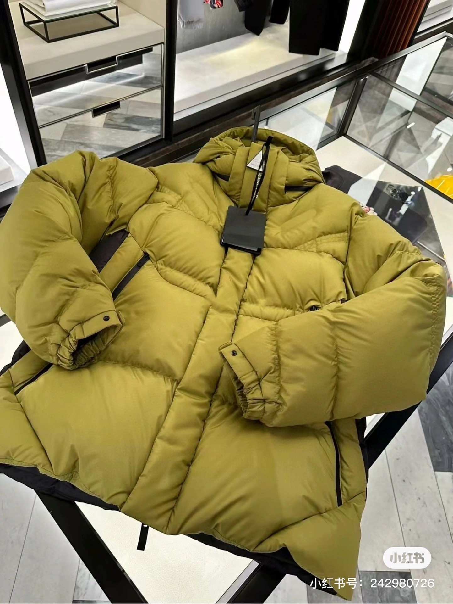 Fashionable Moncler Down Jackets 146003