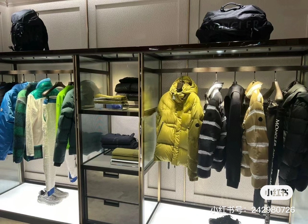 Fashionable Moncler Down Jackets 146003