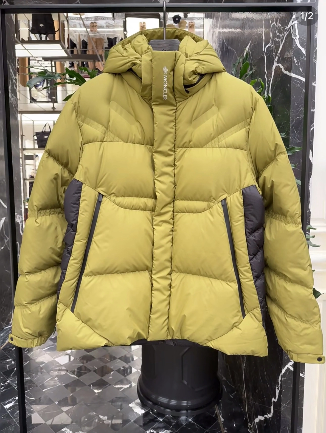 Fashionable Moncler Down Jackets 146003