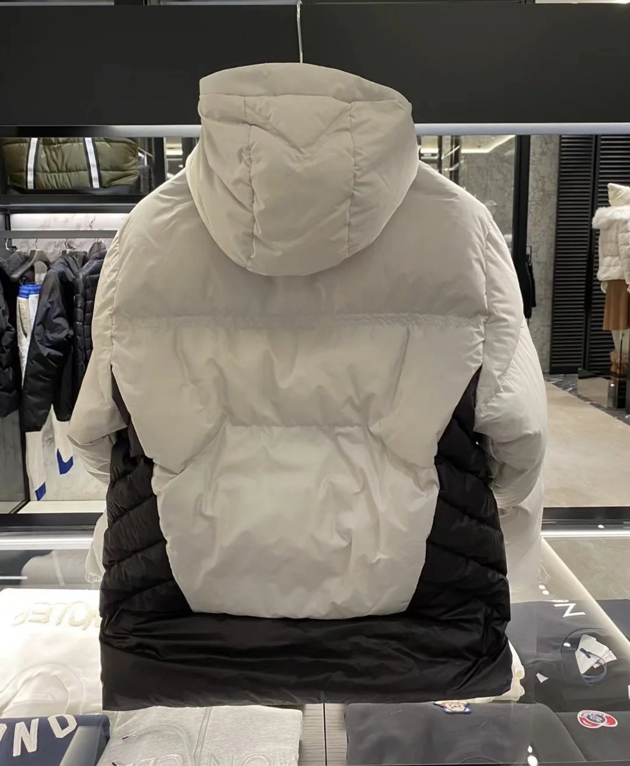 Sleek Moncler Down Jackets 146004