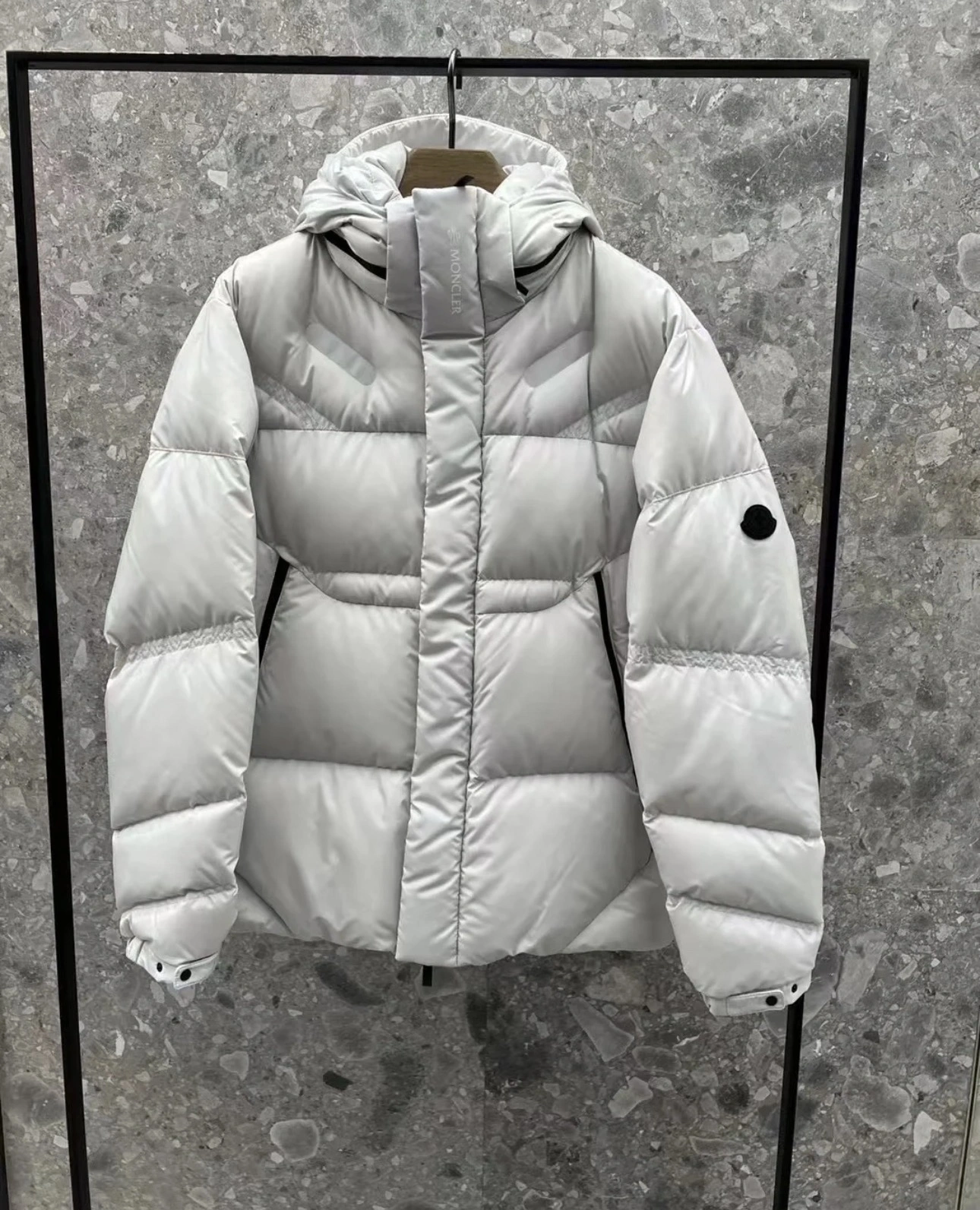 Sleek Moncler Down Jackets 146004
