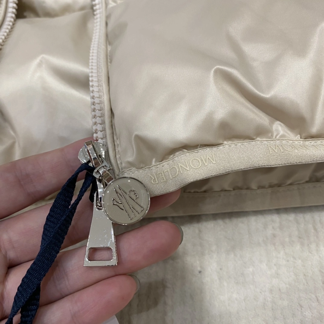 Bright Moncler Down Jackets 145978