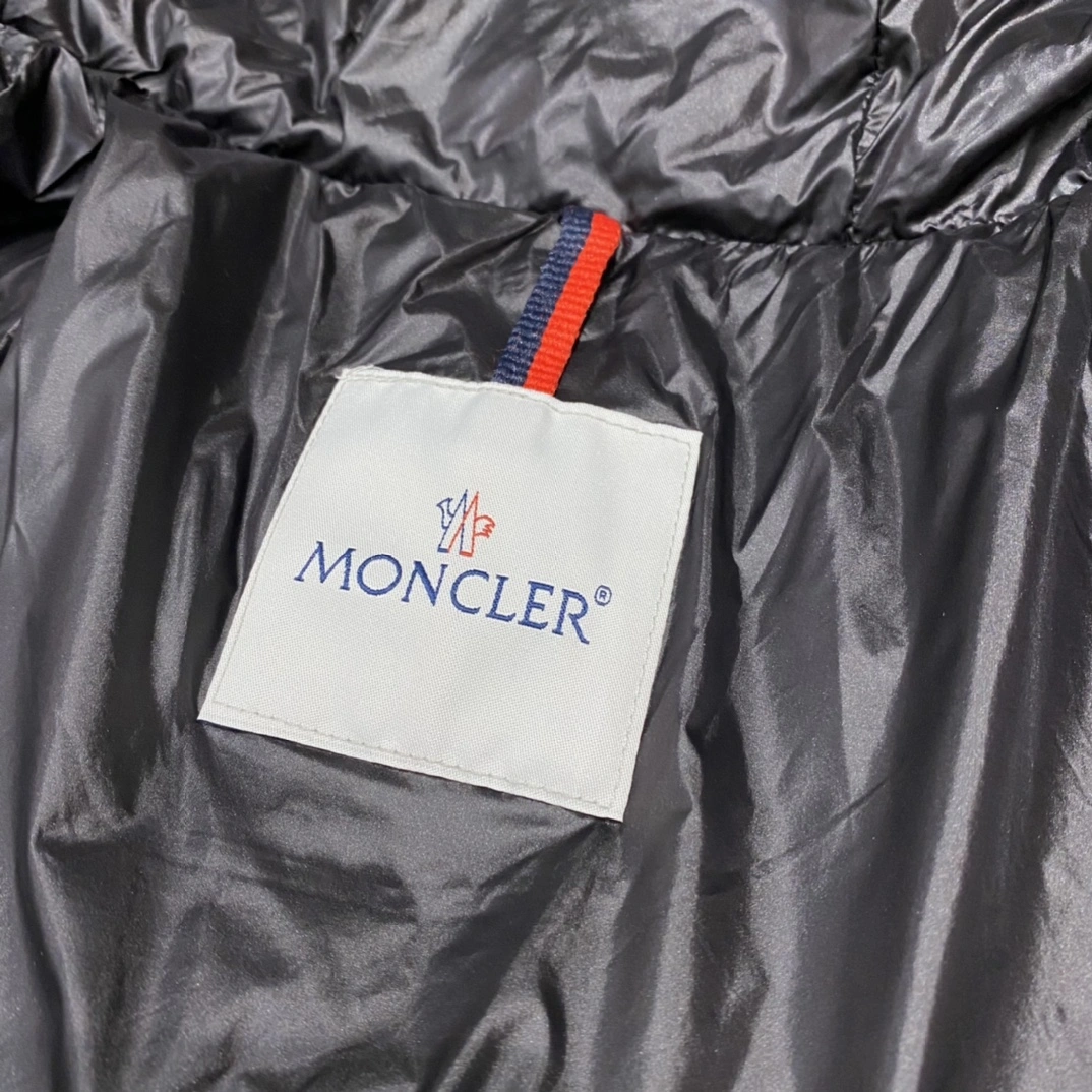 Moncler Down Jackets Breathable 145950