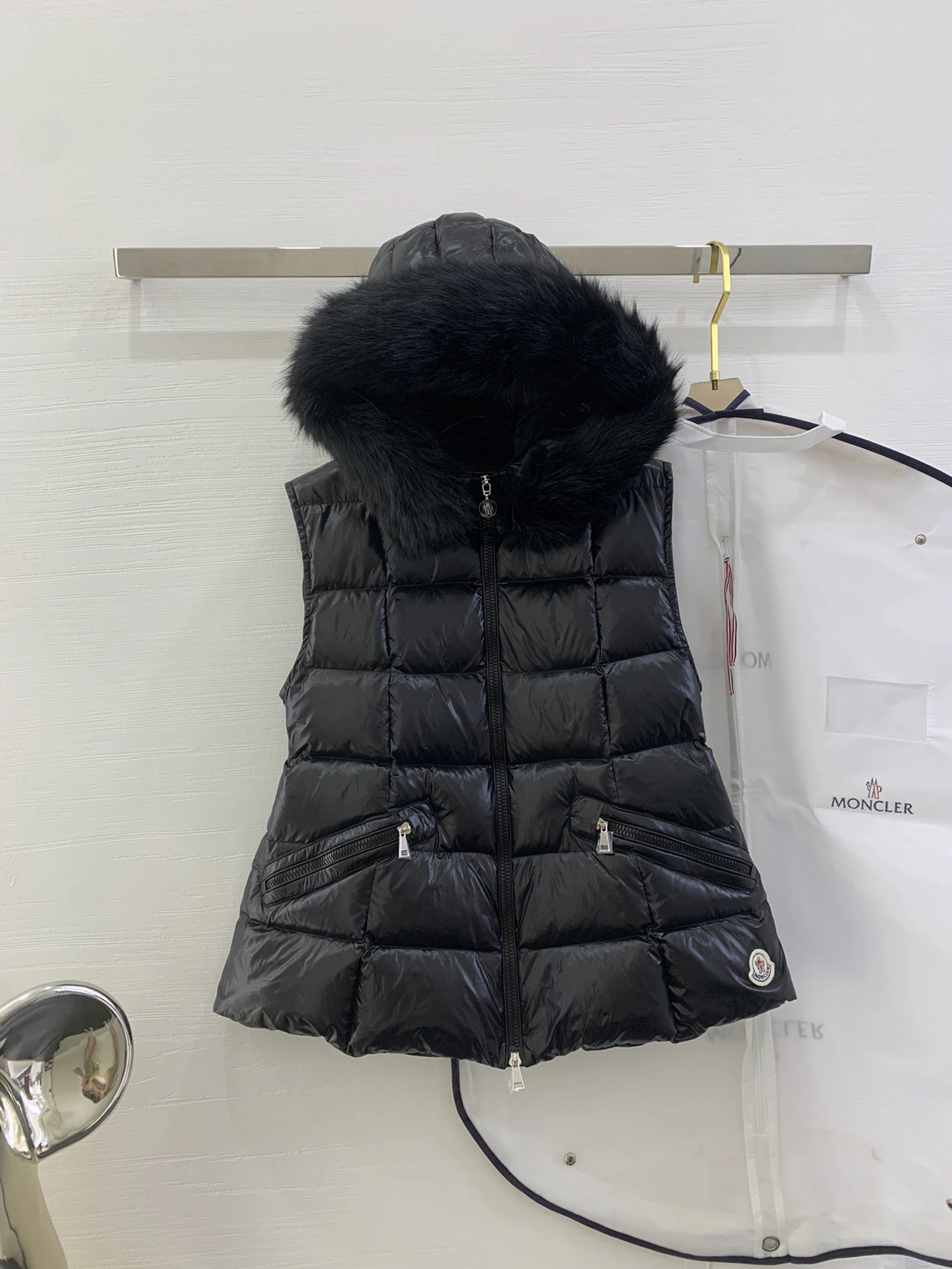 Moncler Down Jackets Sleek 145944