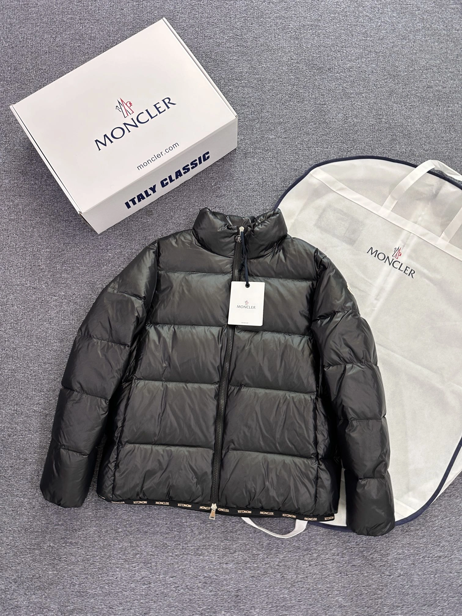 Vibrant Moncler Down Jackets 145894
