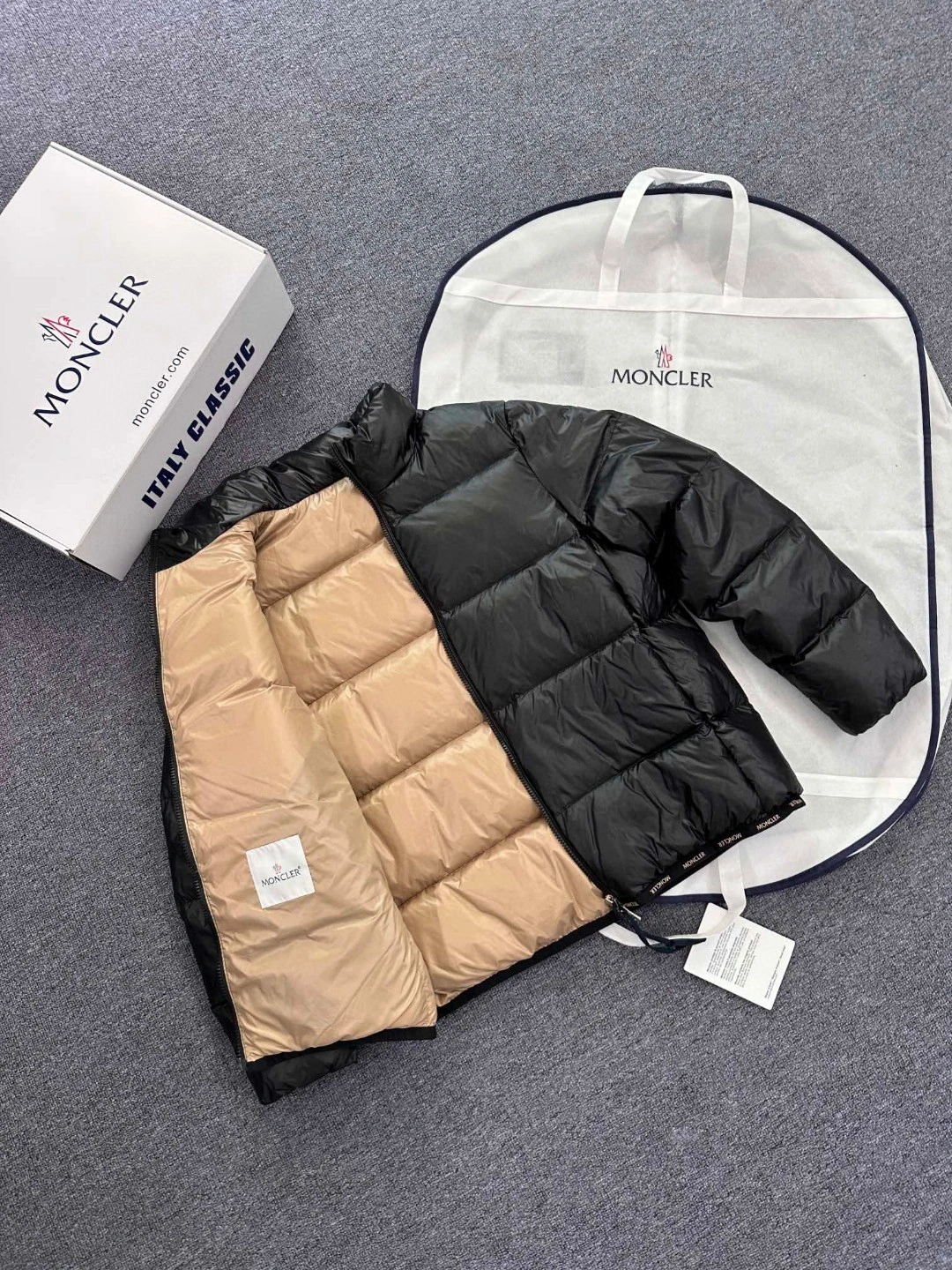 Vibrant Moncler Down Jackets 145894