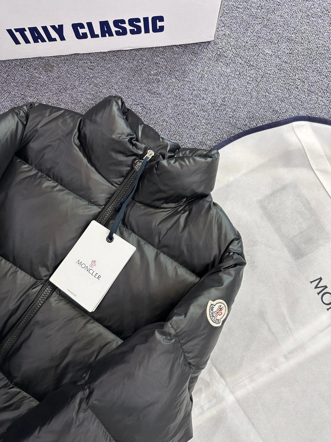 Vibrant Moncler Down Jackets 145894