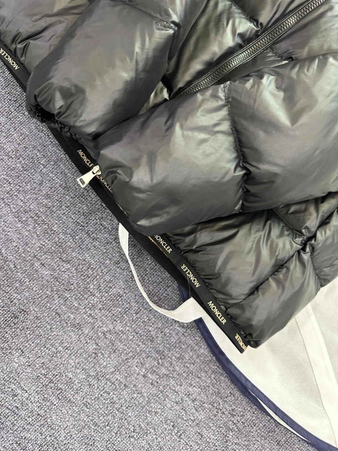 Vibrant Moncler Down Jackets 145894