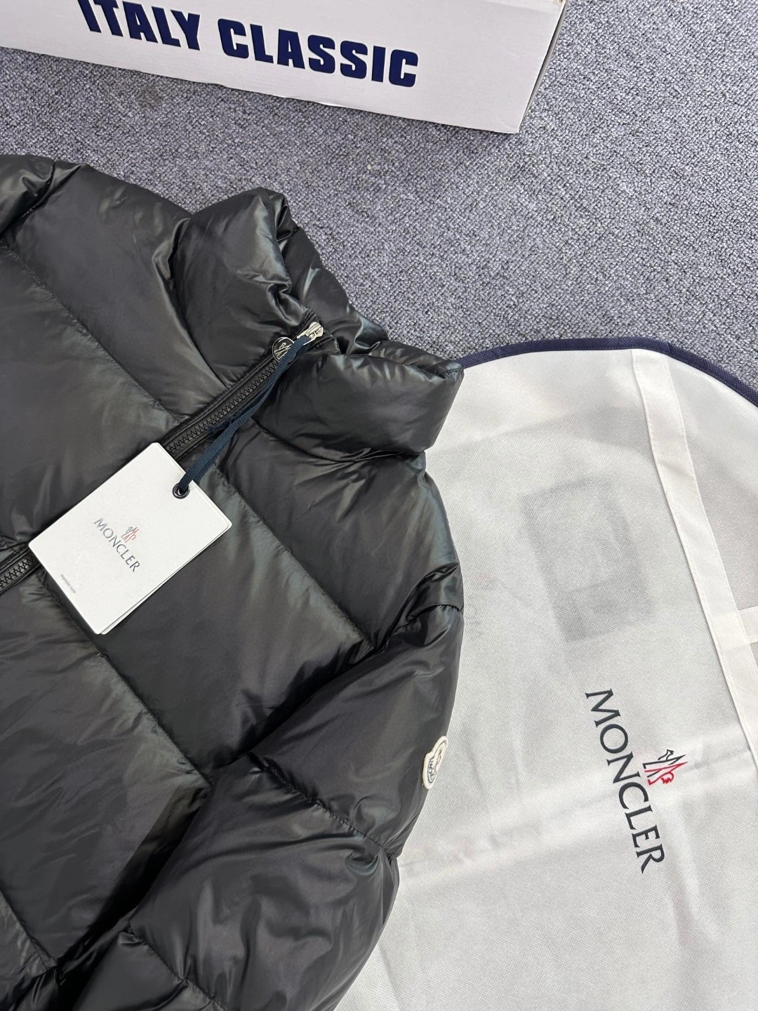 Vibrant Moncler Down Jackets 145894