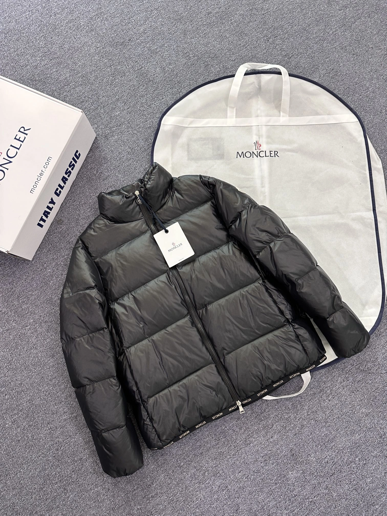 Vibrant Moncler Down Jackets 145894