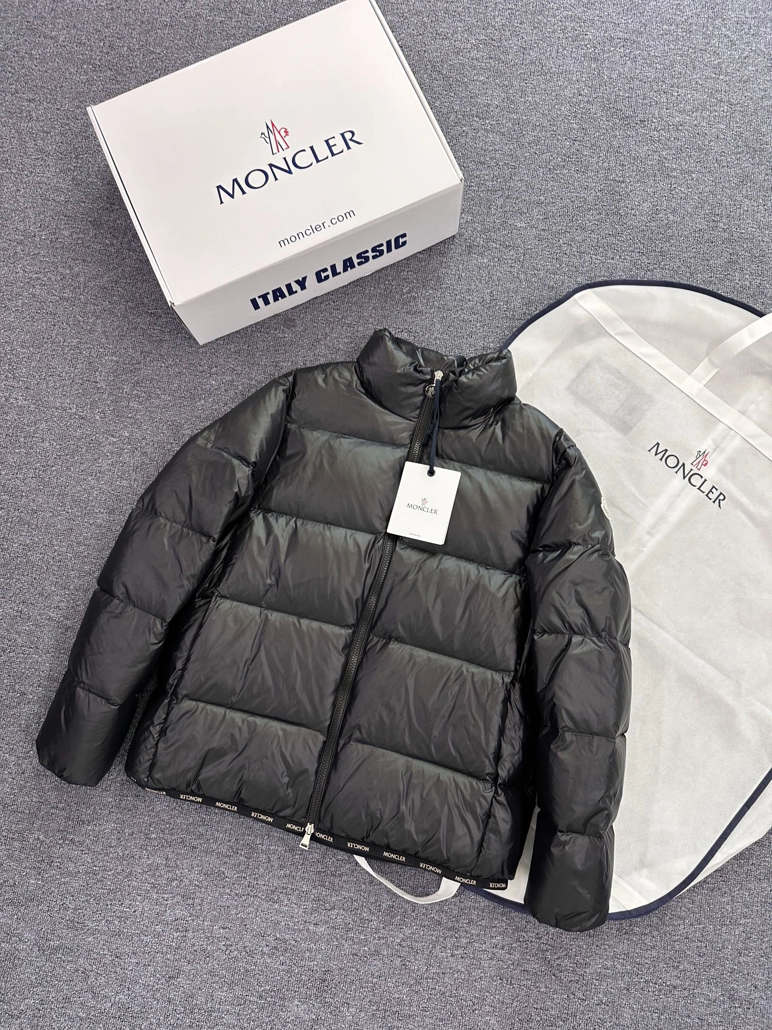 Vibrant Moncler Down Jackets 145894