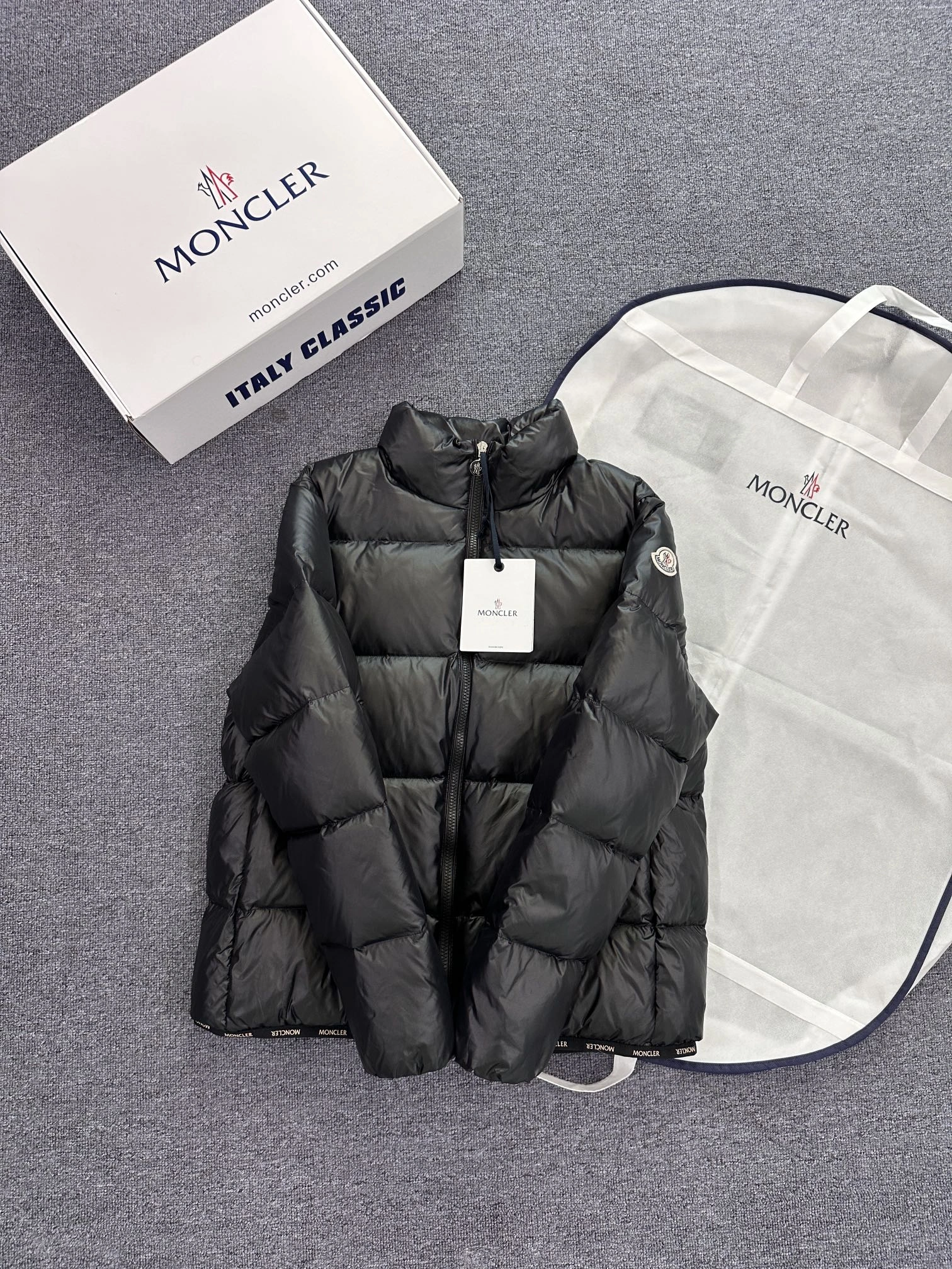 Vibrant Moncler Down Jackets 145894