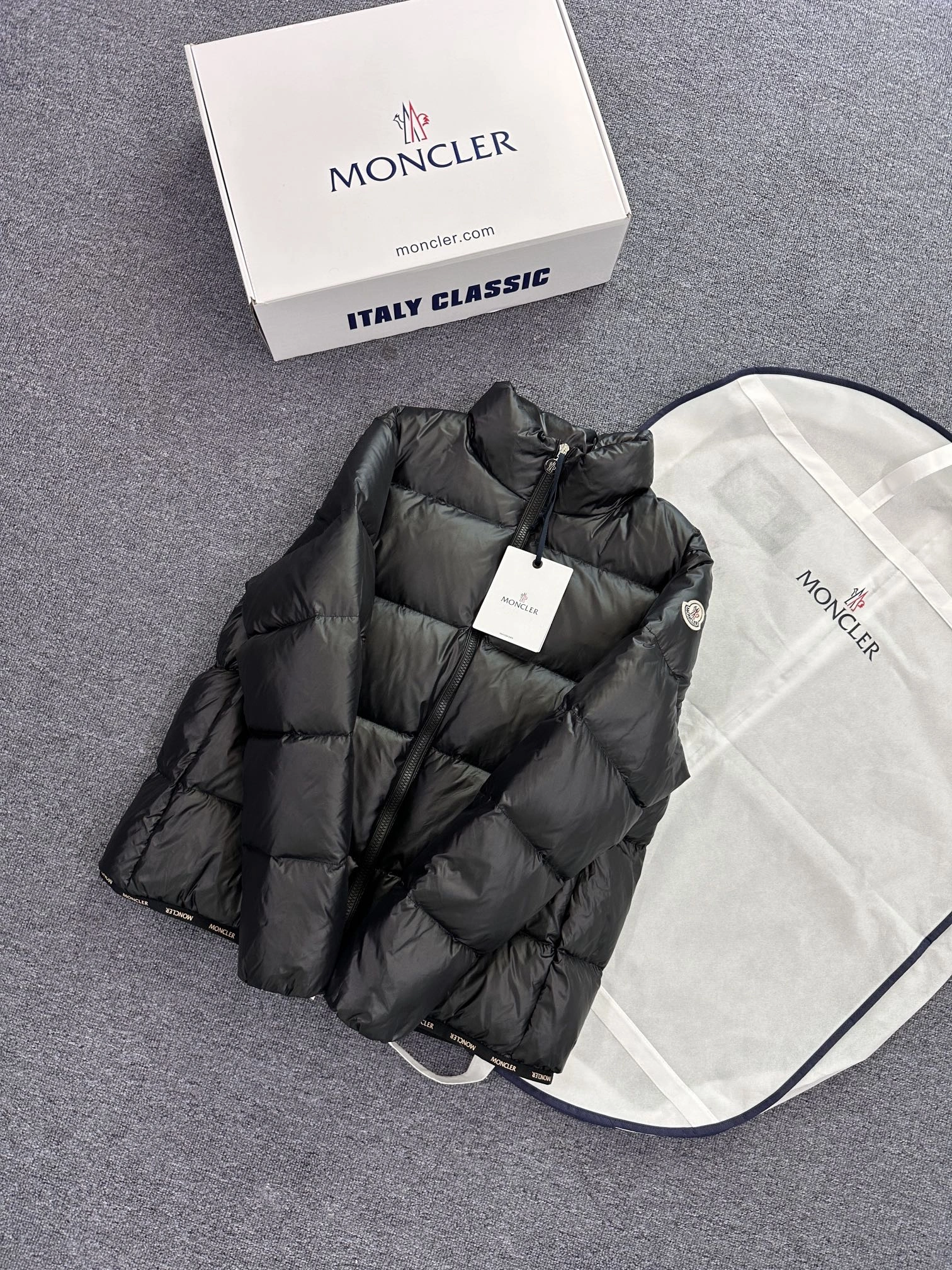 Vibrant Moncler Down Jackets 145894