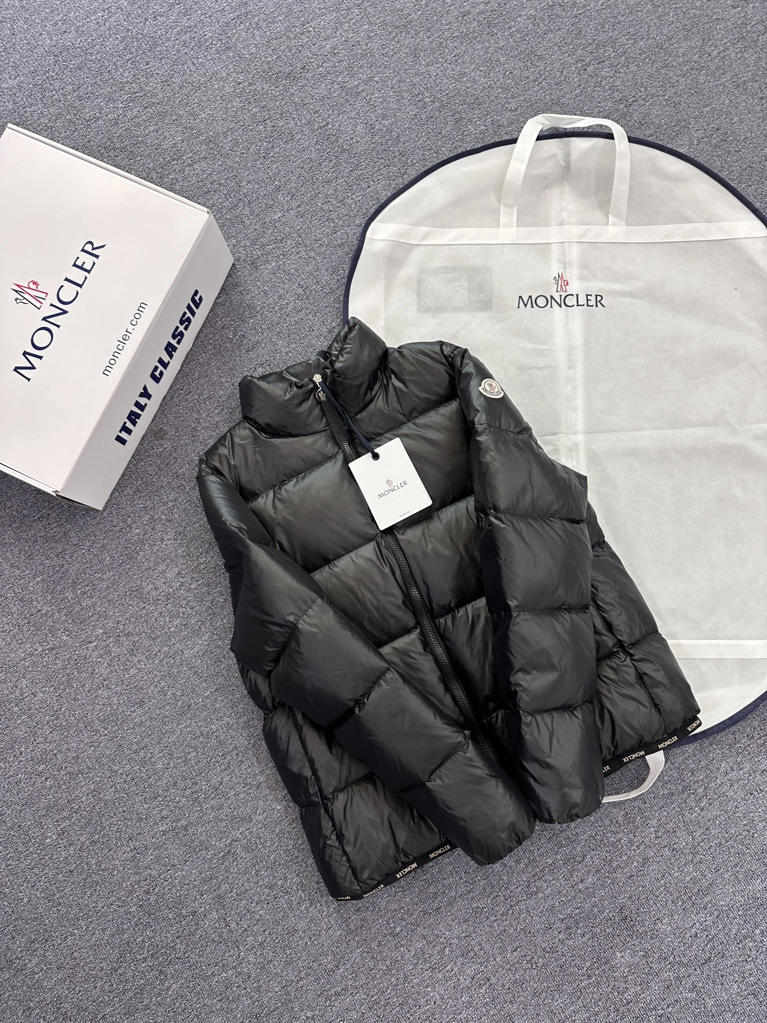 Vibrant Moncler Down Jackets 145894