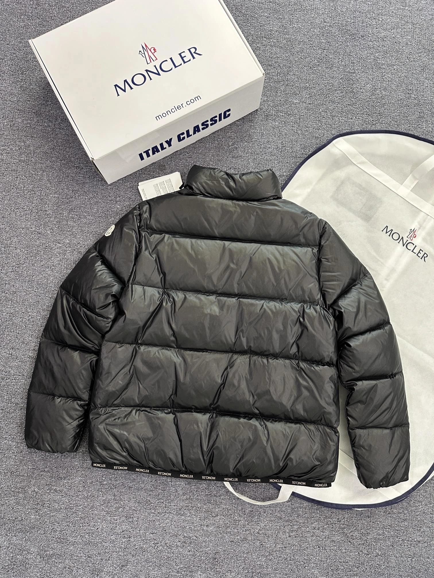 Vibrant Moncler Down Jackets 145894