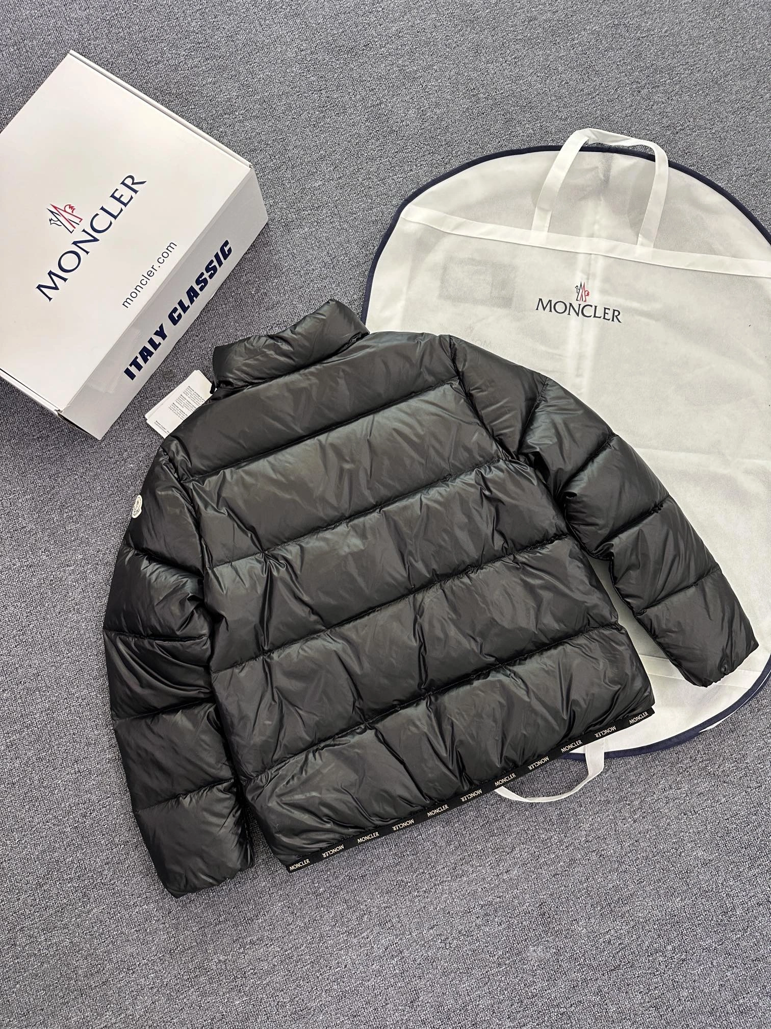 Vibrant Moncler Down Jackets 145894