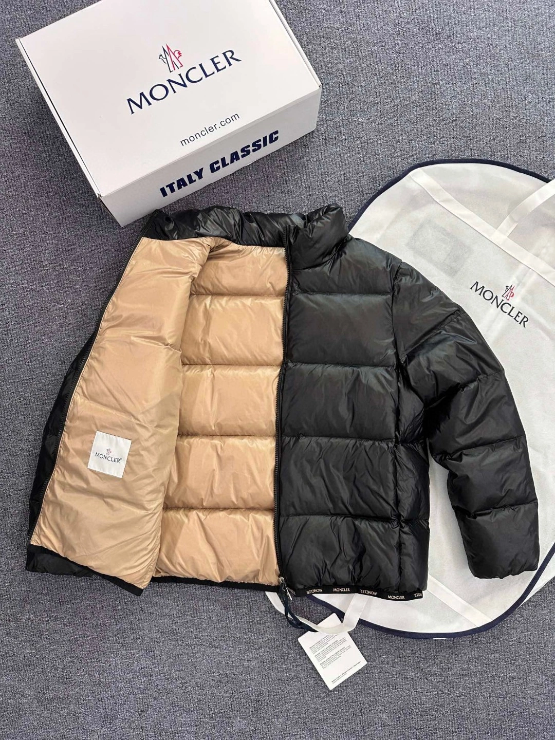 Vibrant Moncler Down Jackets 145894