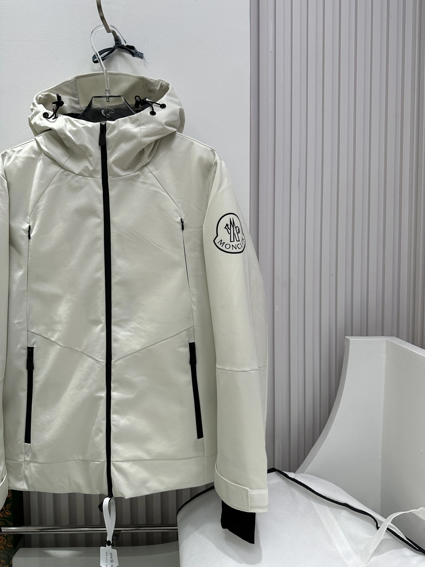 Moncler Down Jackets Sporty 145866