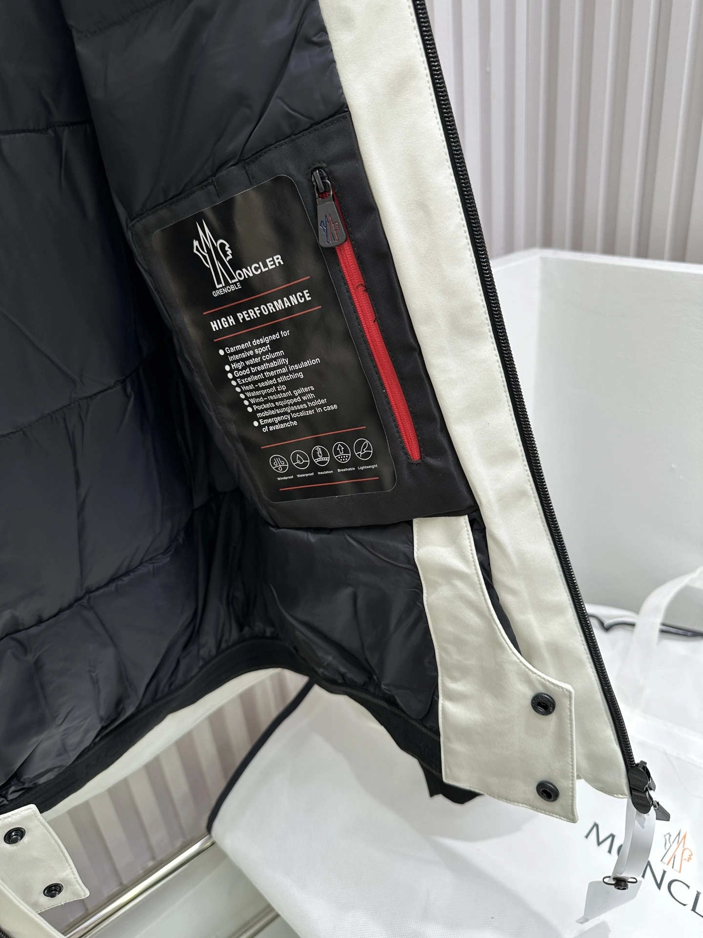 Moncler Down Jackets Sporty 145866