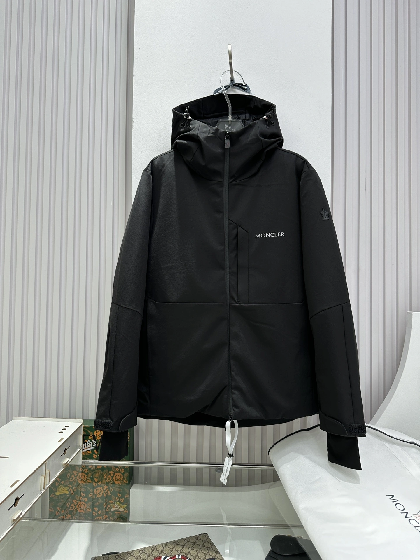Vibrant Moncler Down Jackets 145857