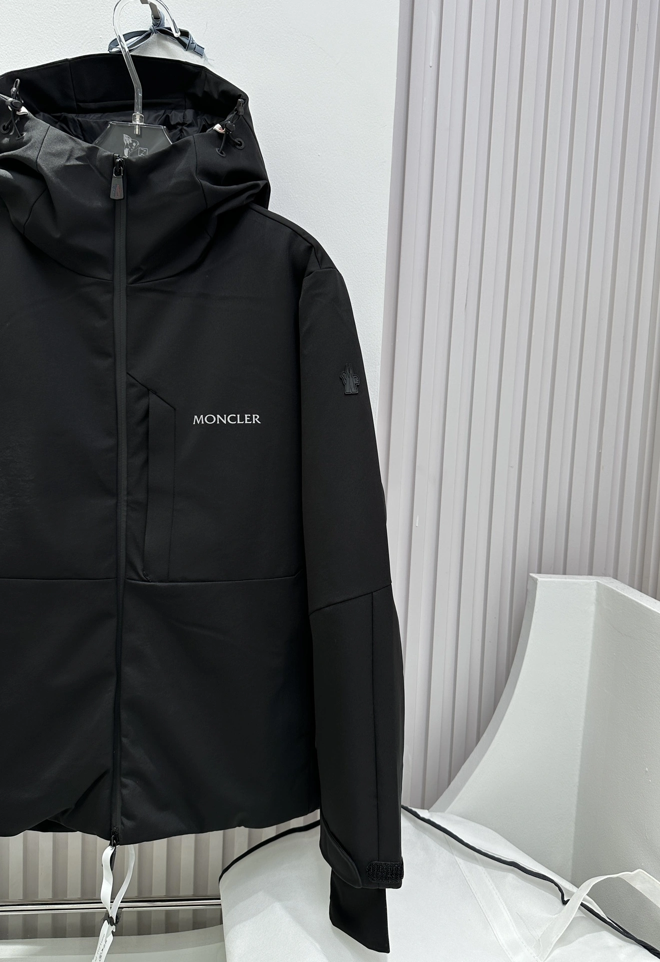 Vibrant Moncler Down Jackets 145857