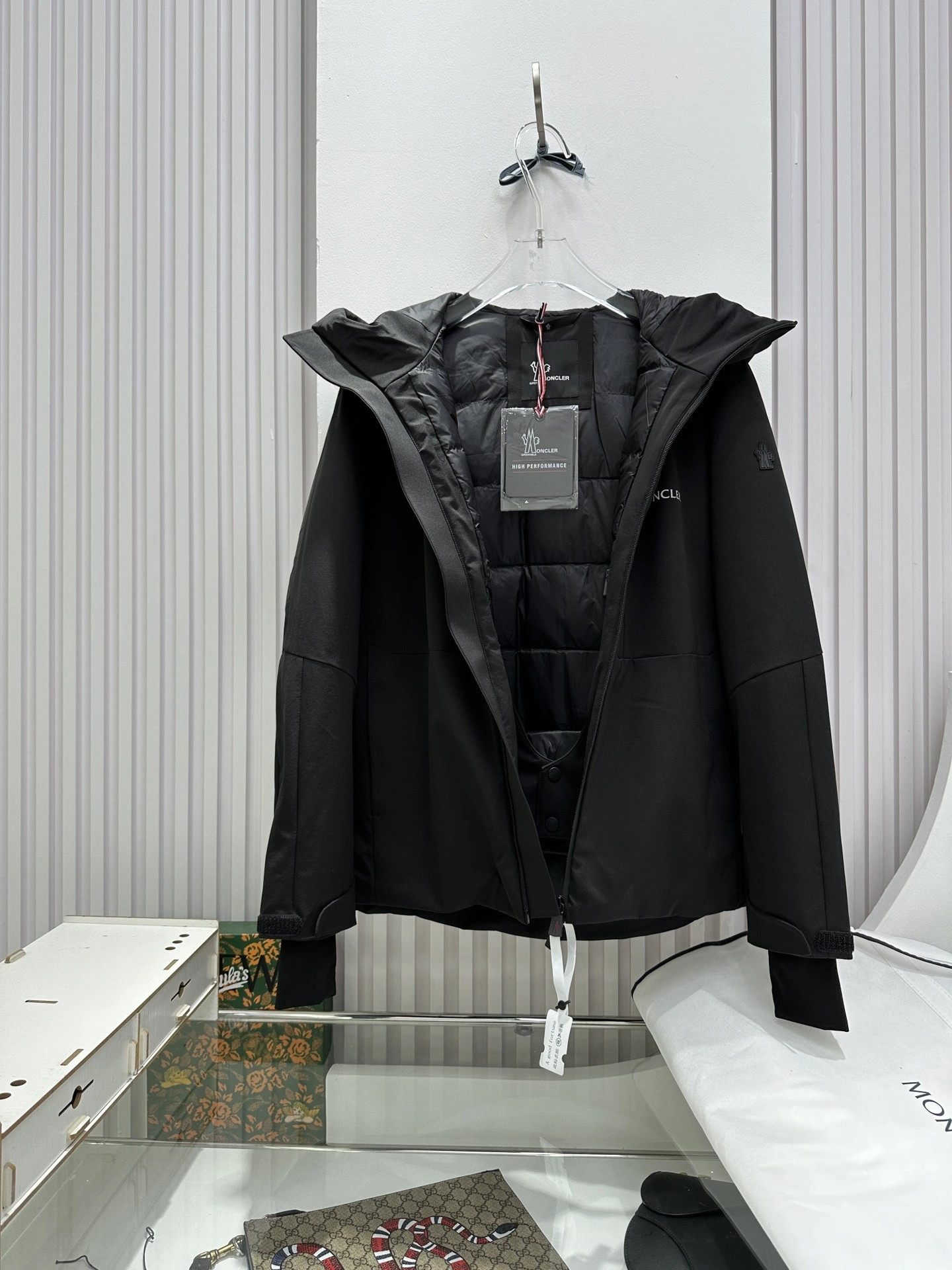 Vibrant Moncler Down Jackets 145857