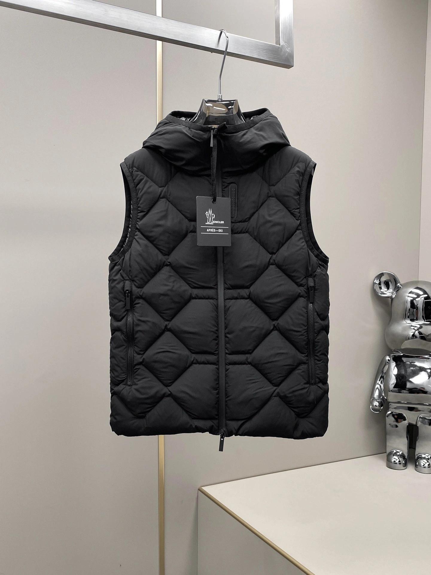 Moncler Down Jackets Trendsetting 145856
