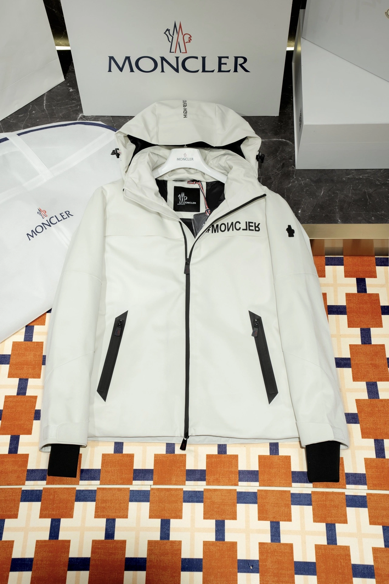 Moncler Down Jackets TravelReady 145845