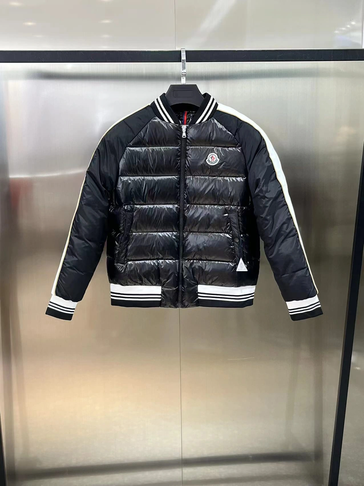Moncler Down Jackets Durable 145790