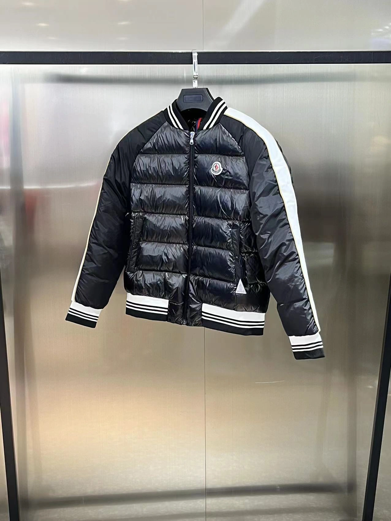 Moncler Down Jackets Durable 145790