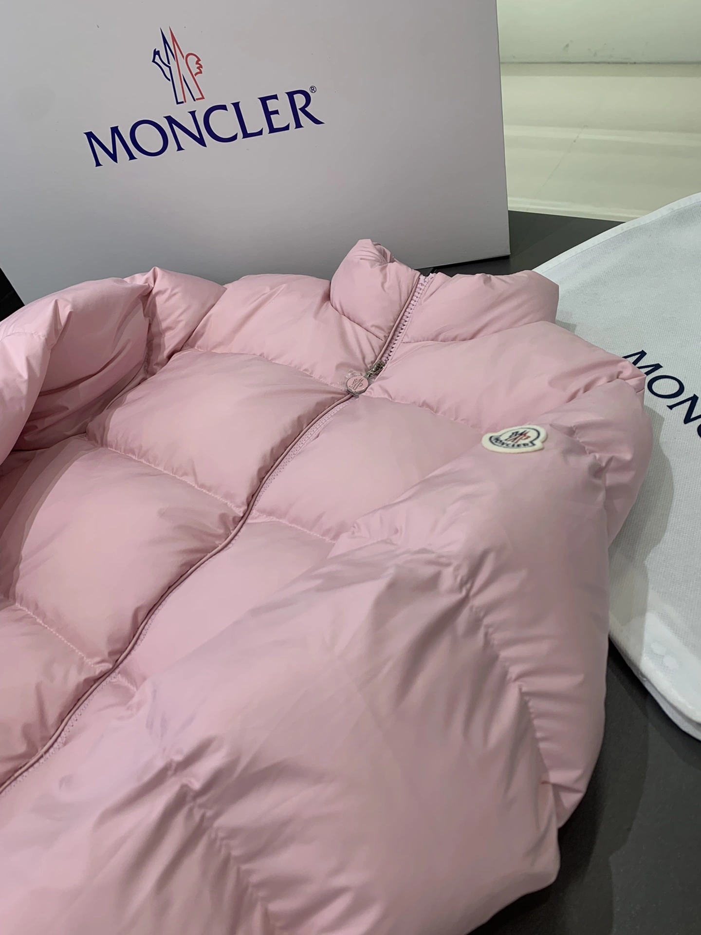 Moncler Down Jackets UrbanChic 145771