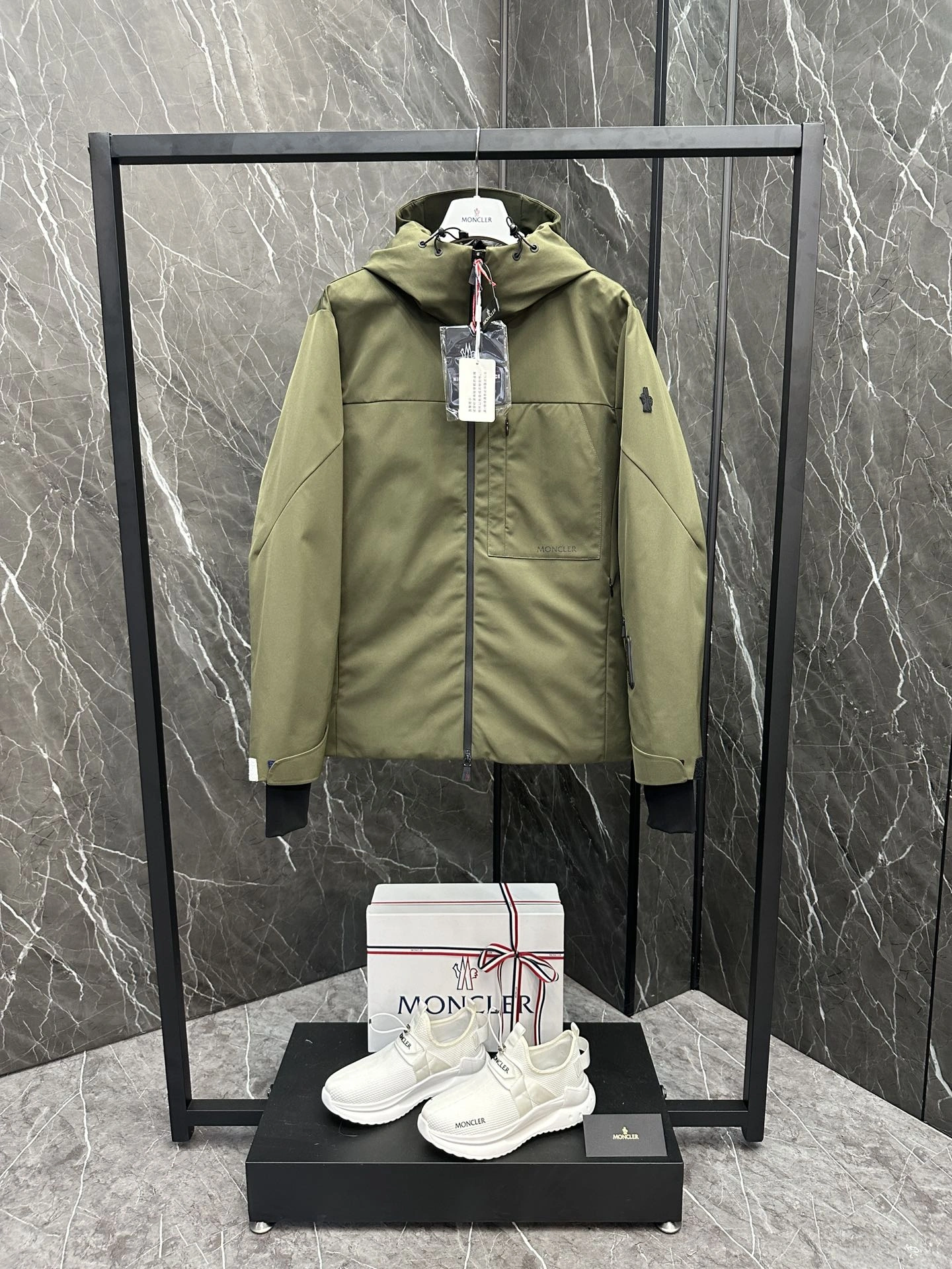 Moncler Down Jackets Sleek 145737