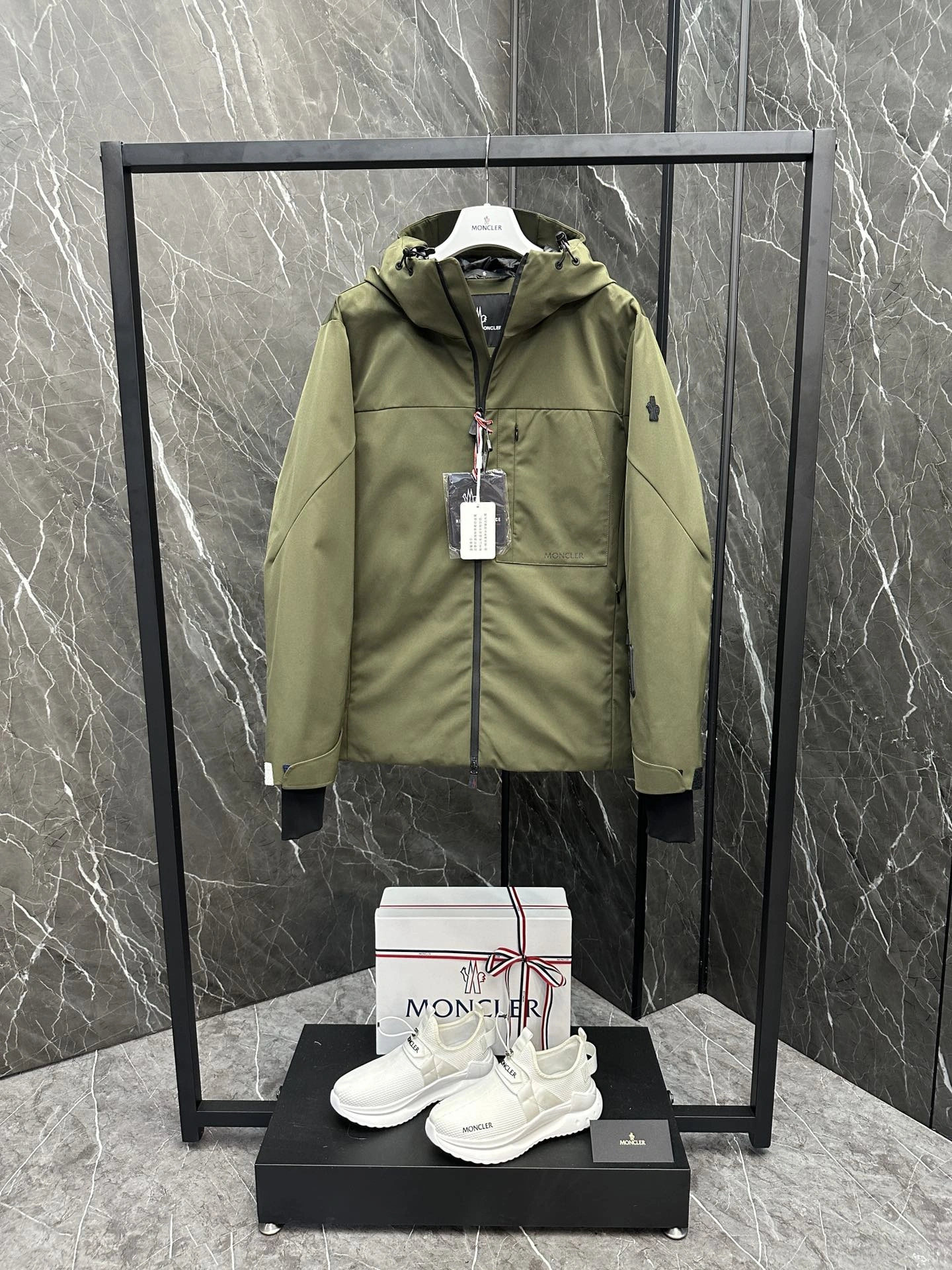 Moncler Down Jackets Sleek 145737
