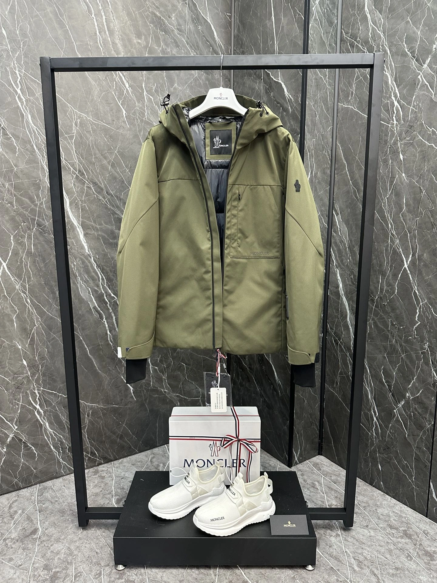 Moncler Down Jackets Sleek 145737