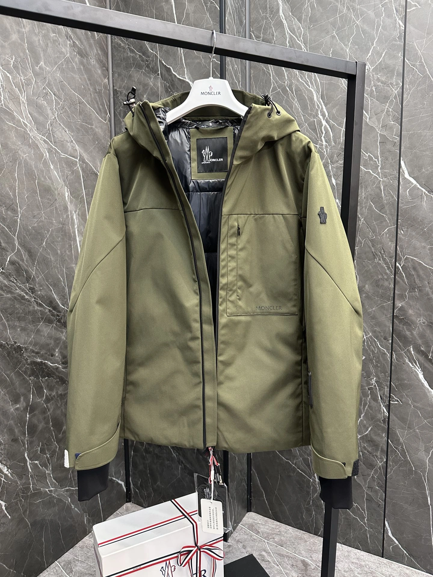 Moncler Down Jackets Sleek 145737