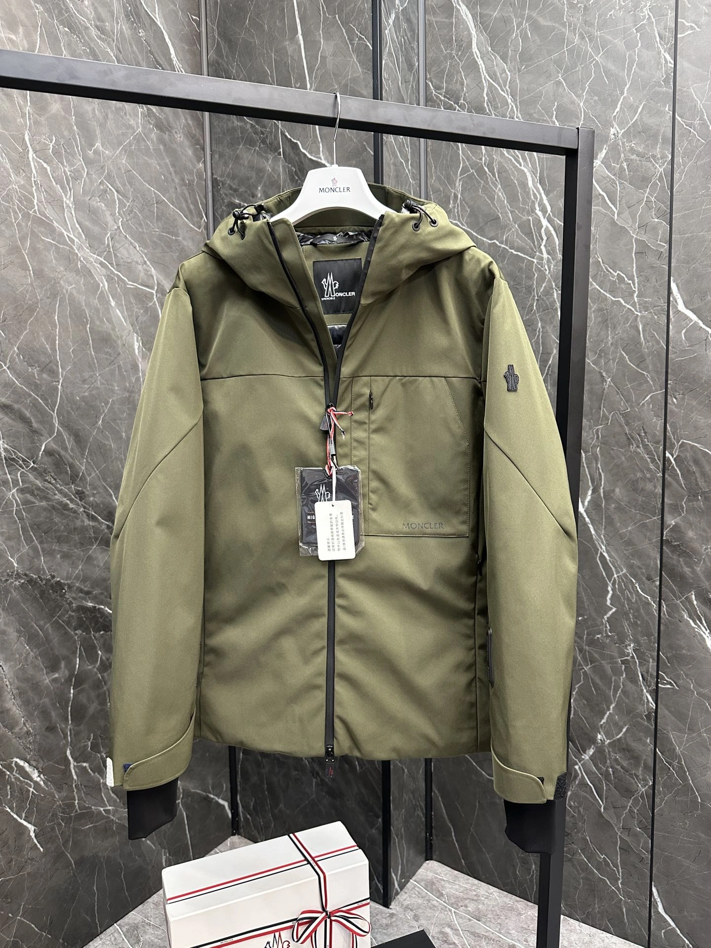 Moncler Down Jackets Sleek 145737