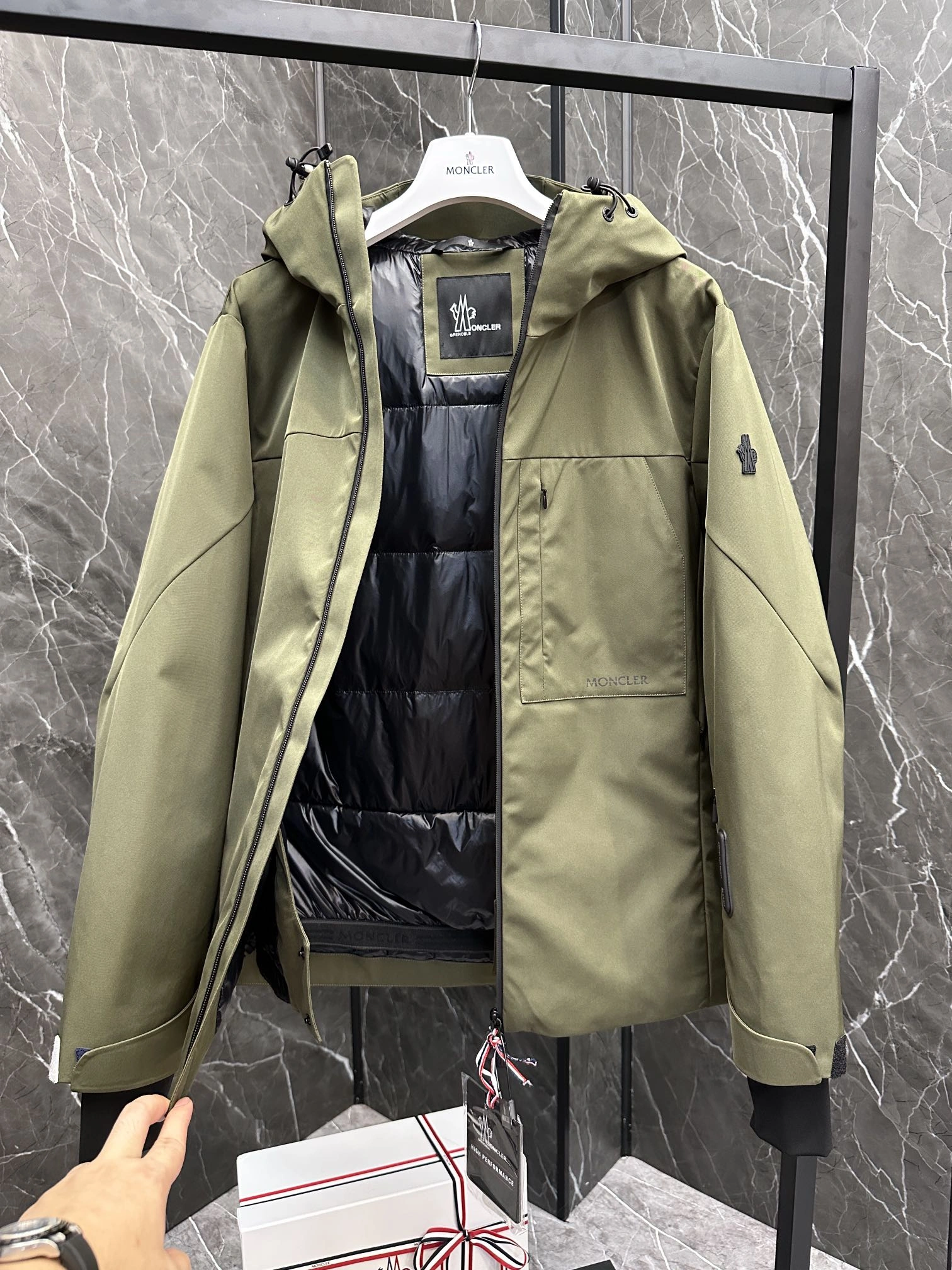 Moncler Down Jackets Sleek 145737