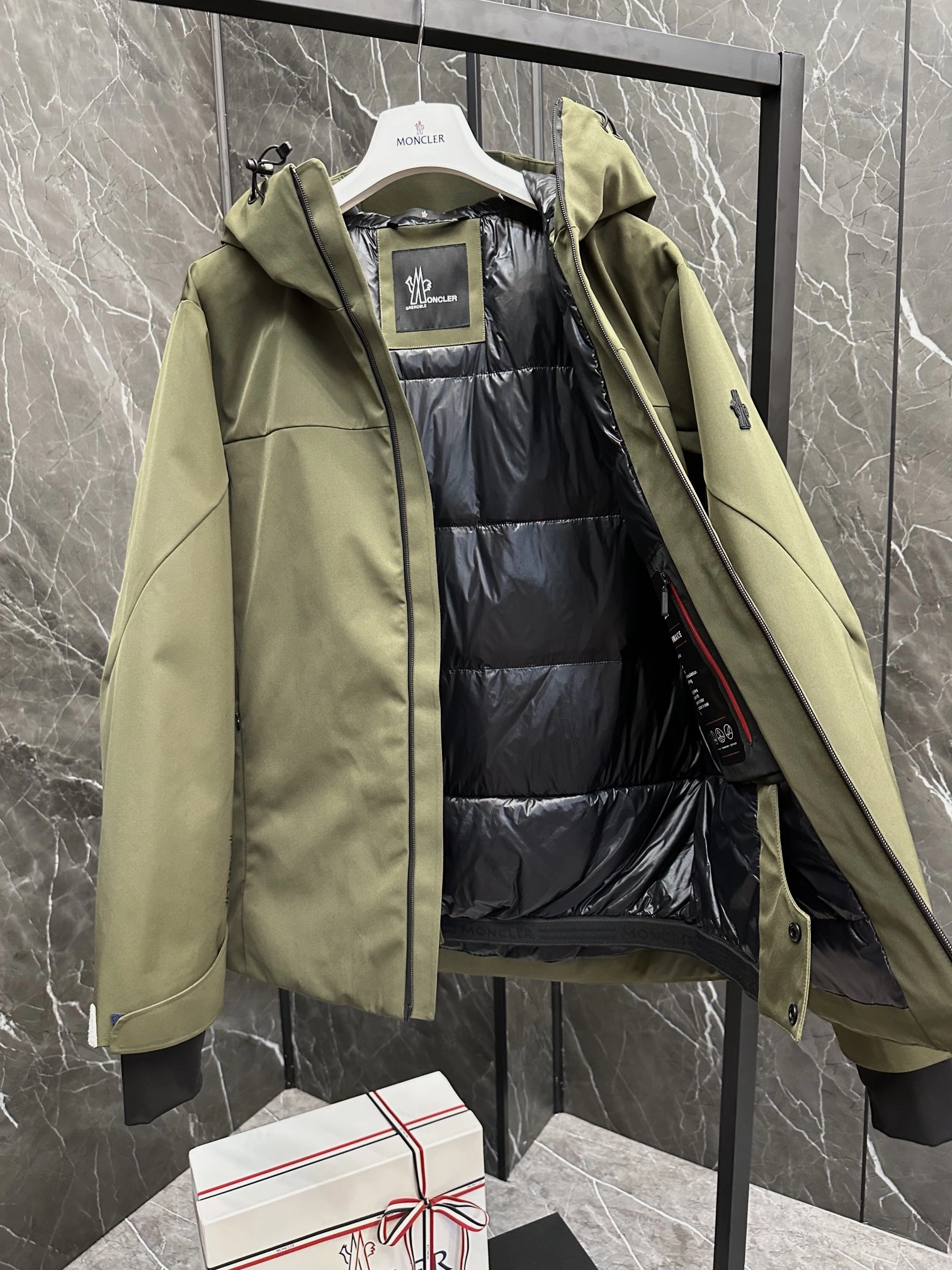 Moncler Down Jackets Sleek 145737