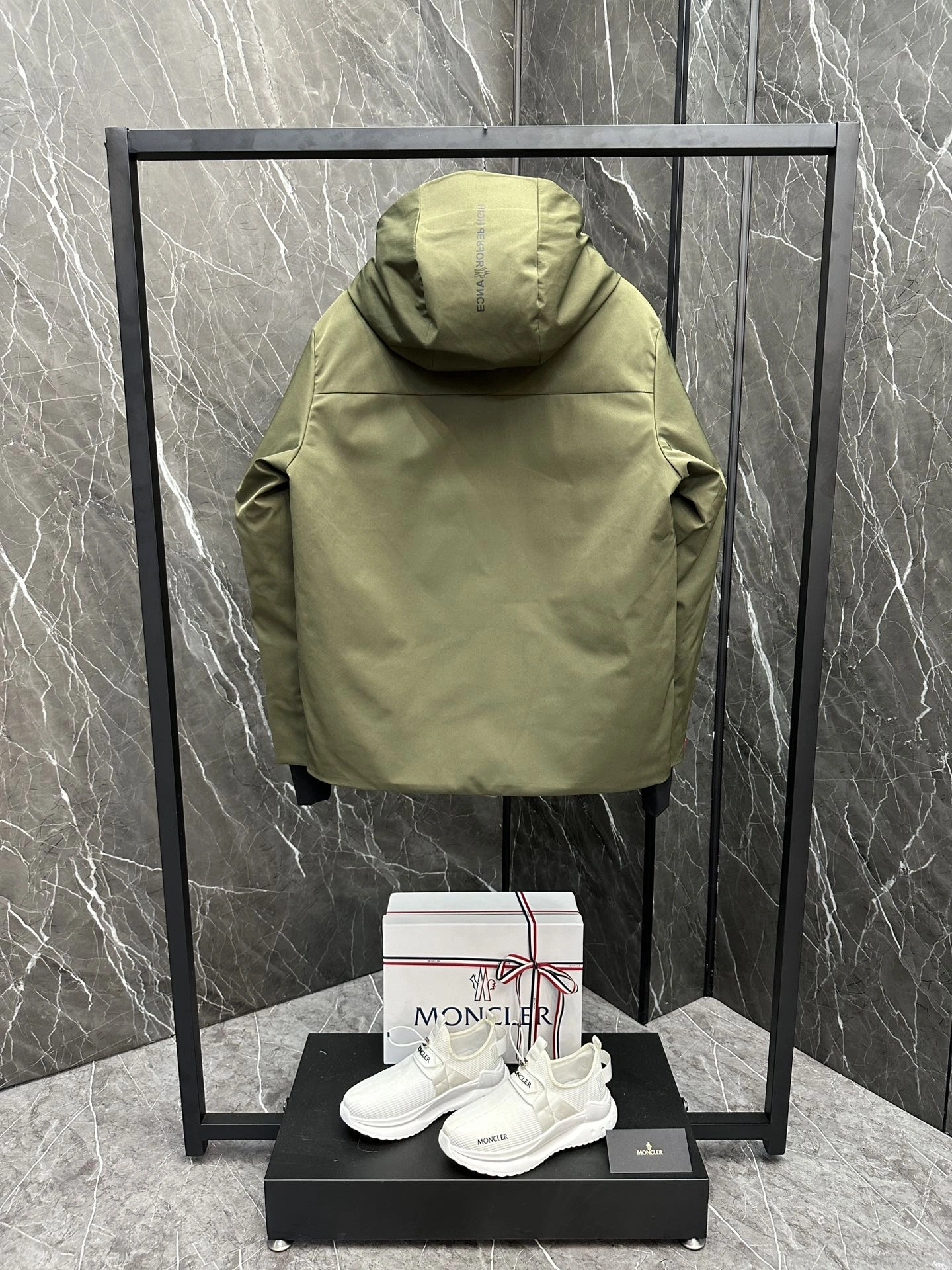Moncler Down Jackets Sleek 145737