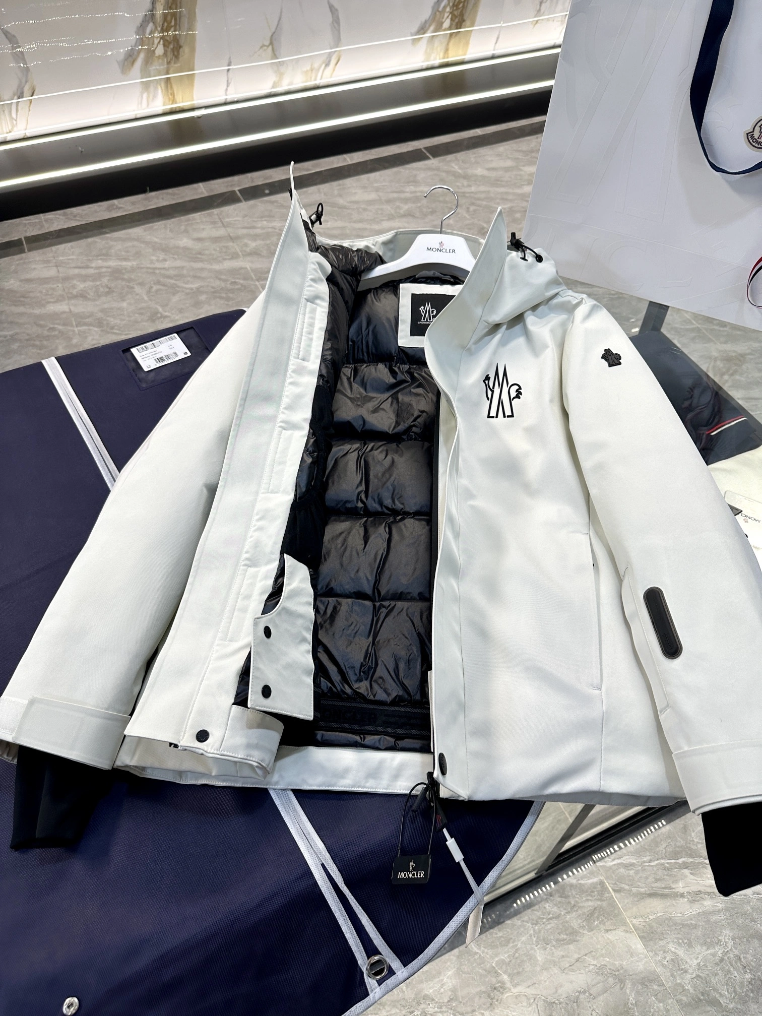 Moncler Down Jackets SmoothTexture 145697