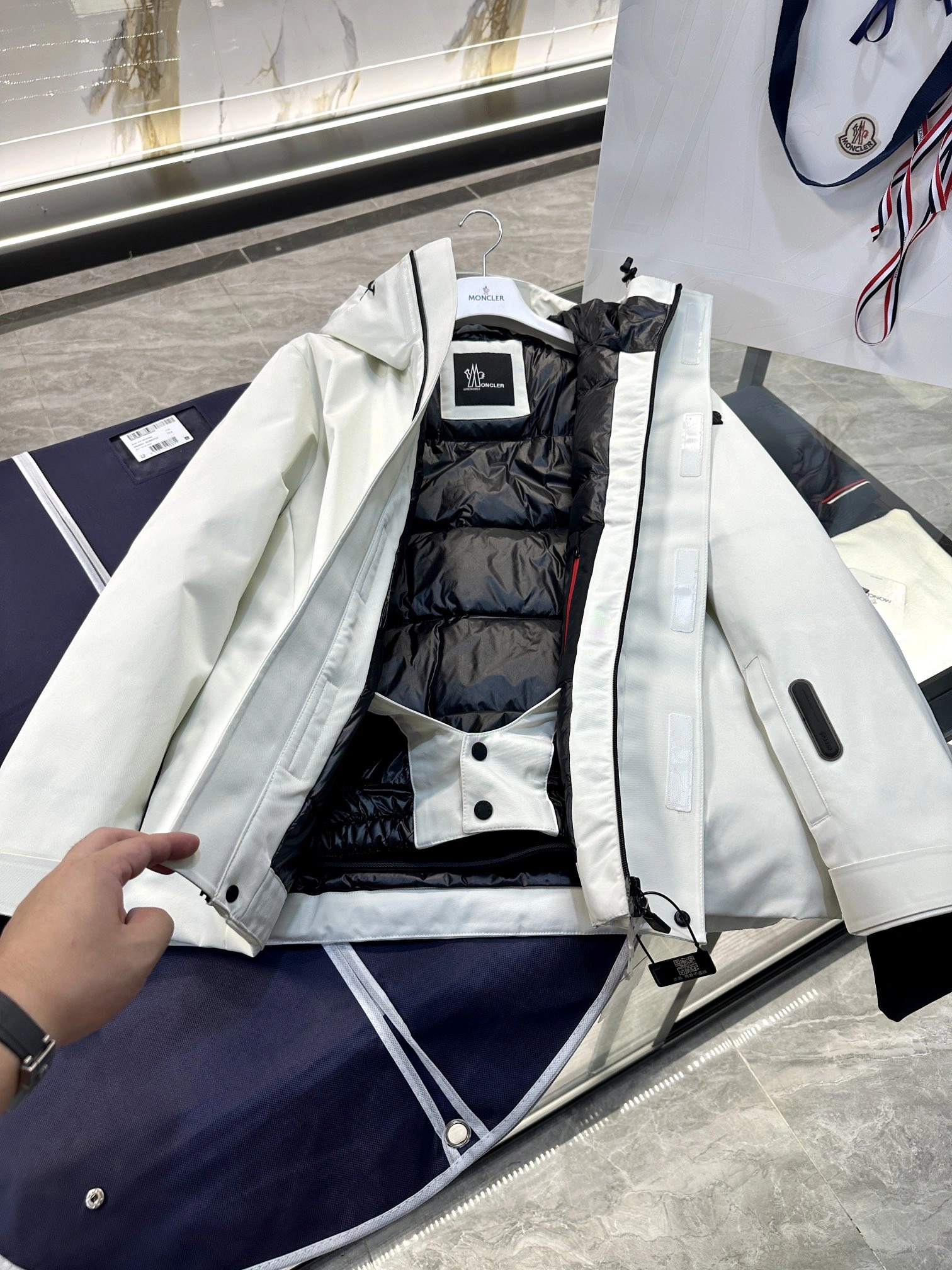 Moncler Down Jackets SmoothTexture 145697