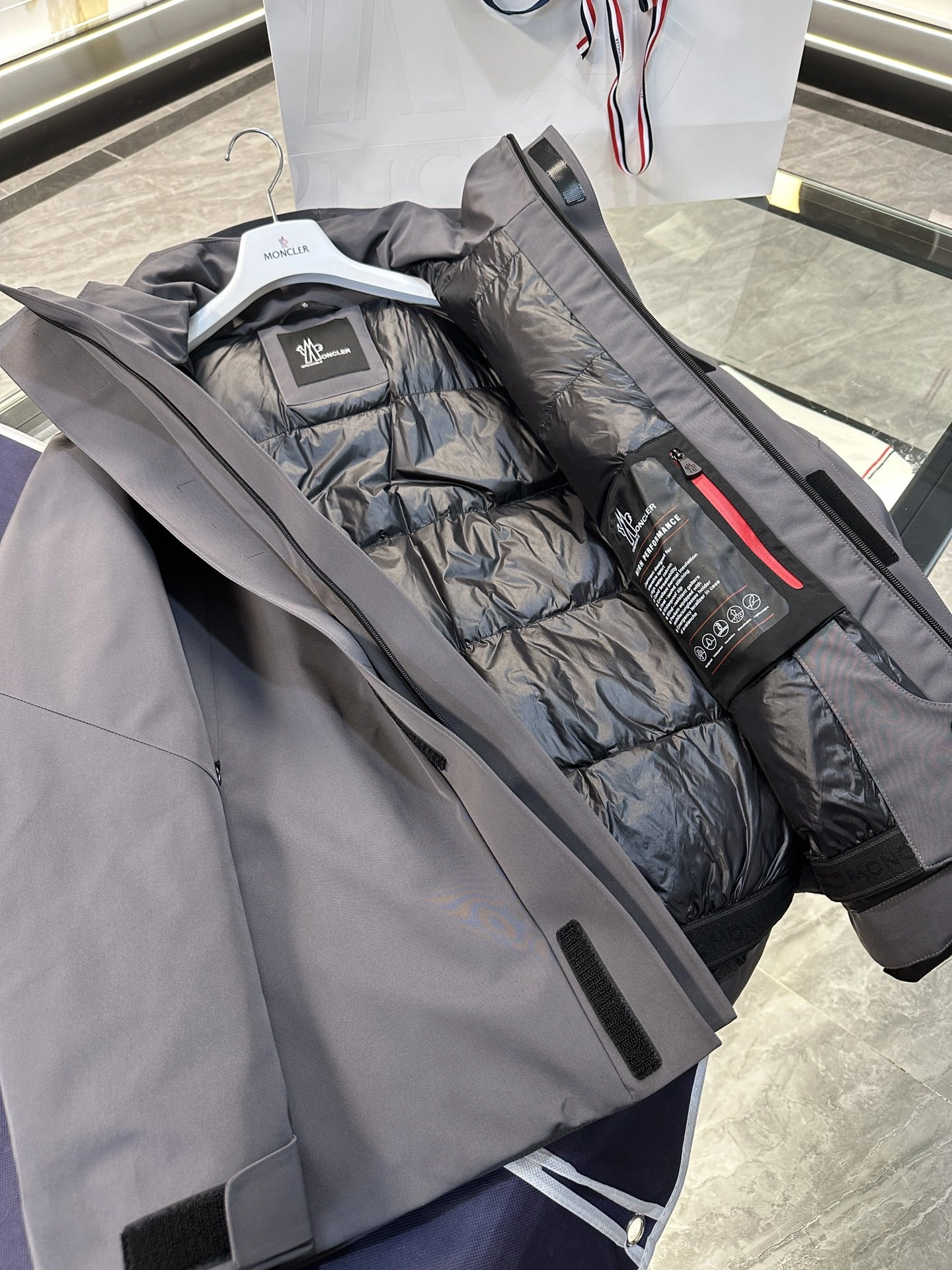 Moncler Down Jackets Versatile 145698