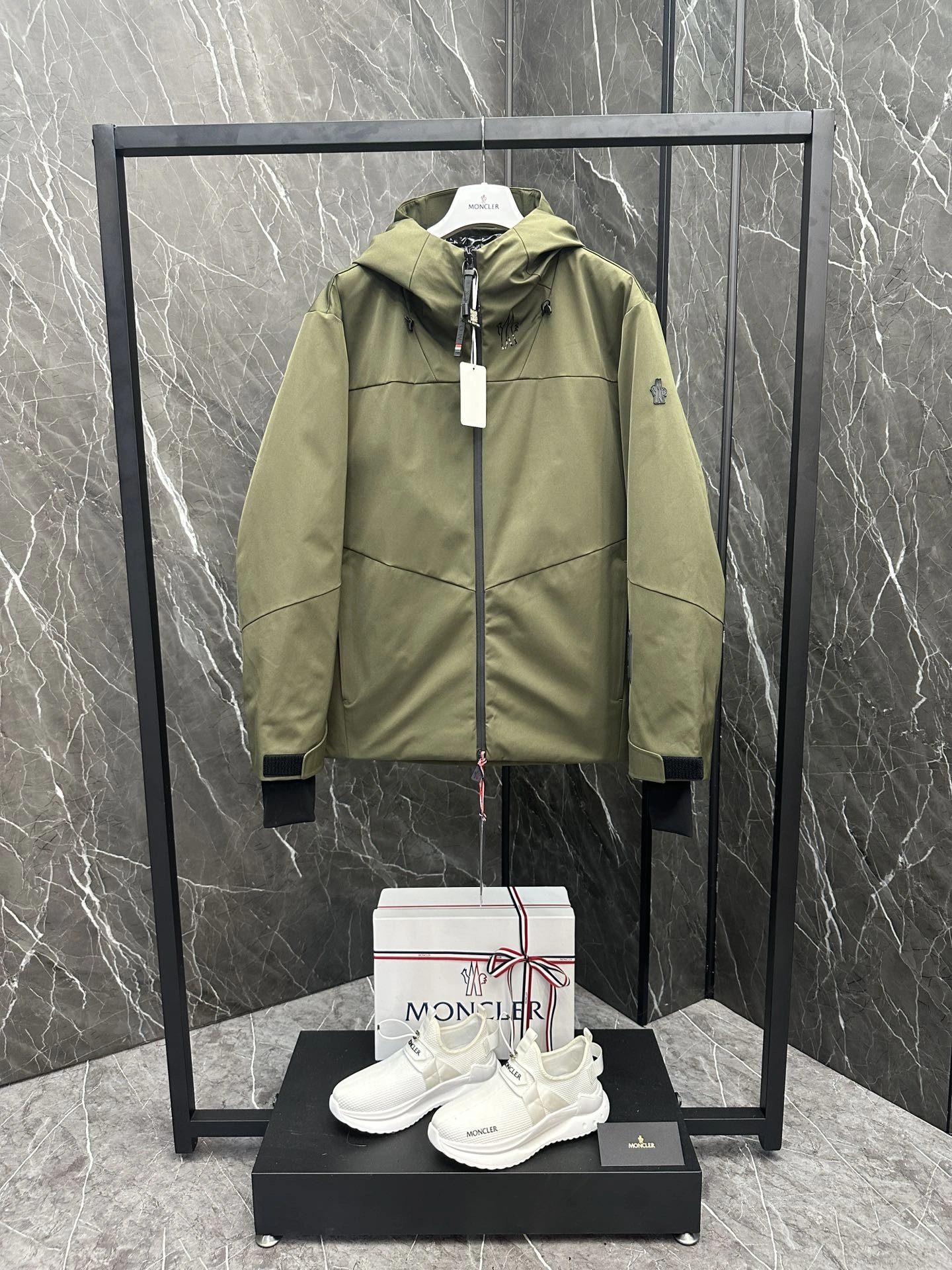 FashionForward Moncler Down Jackets 145713