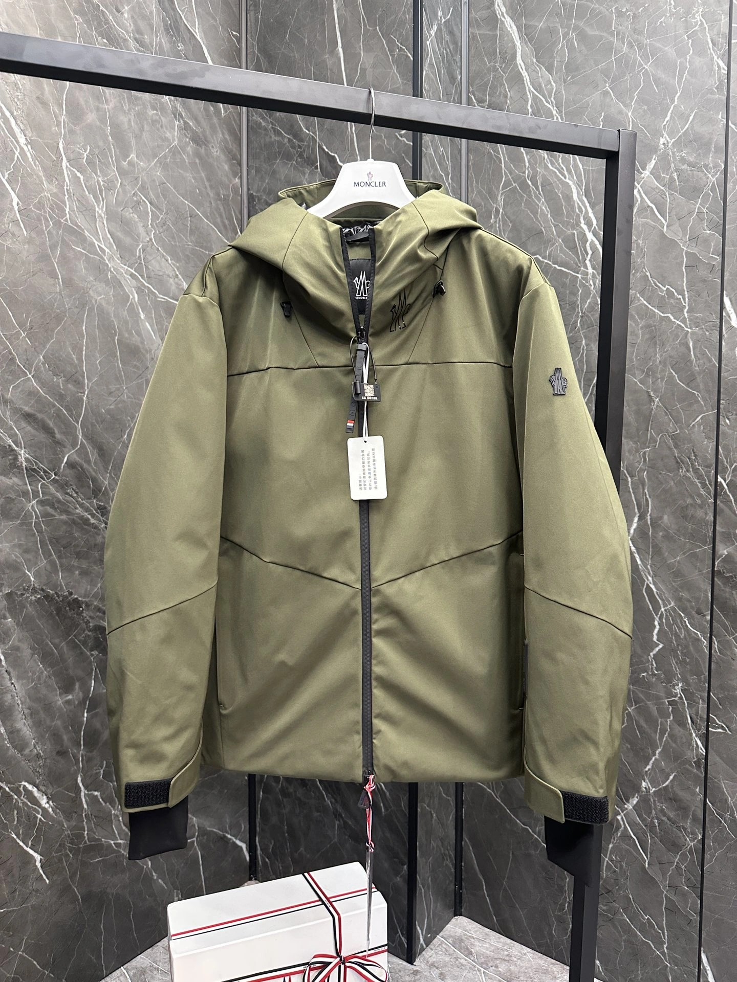 FashionForward Moncler Down Jackets 145713