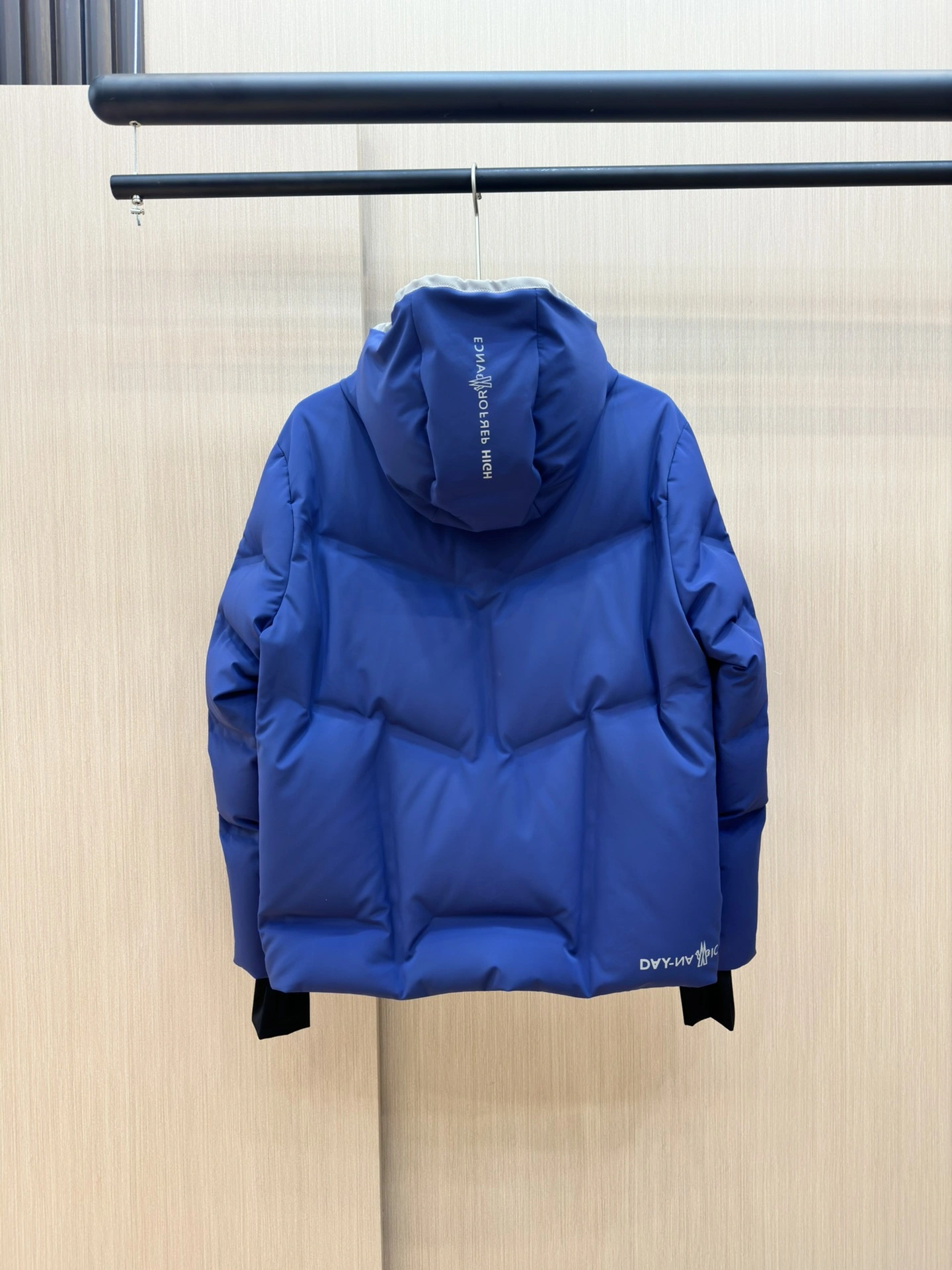Moncler Down Jackets UrbanChic 145686