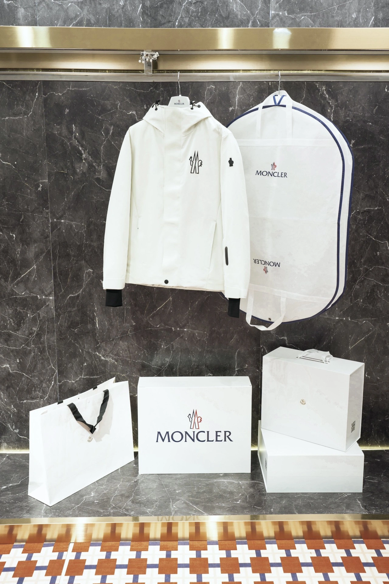 Vibrant Moncler Down Jackets 145670