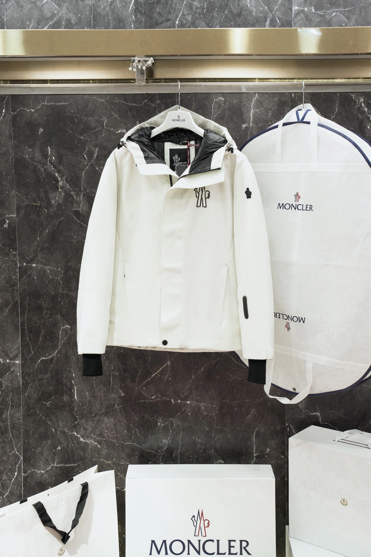 Vibrant Moncler Down Jackets 145670