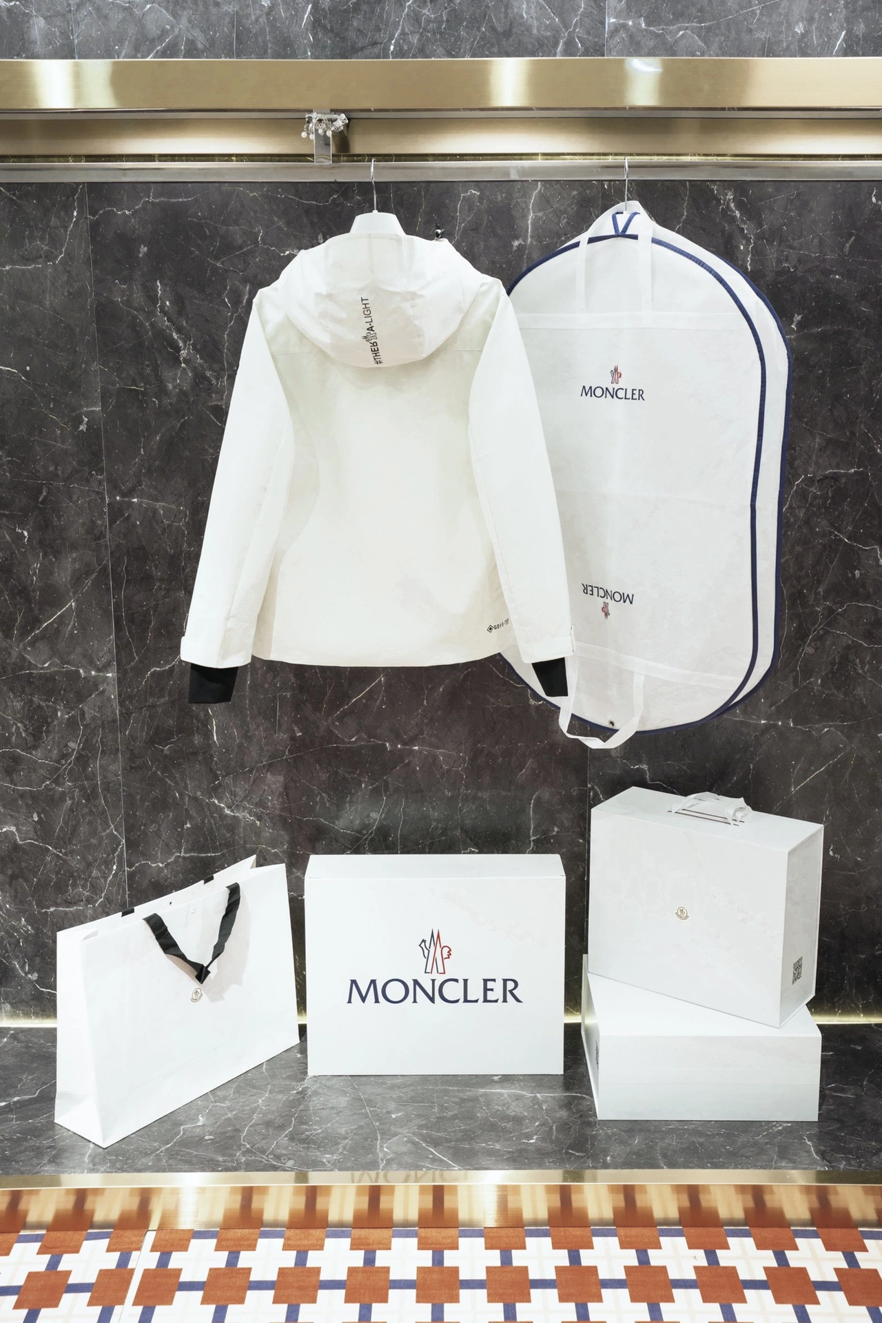 Vibrant Moncler Down Jackets 145670