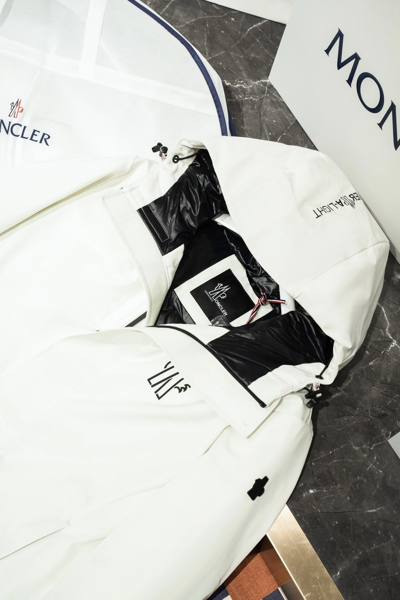 Vibrant Moncler Down Jackets 145670